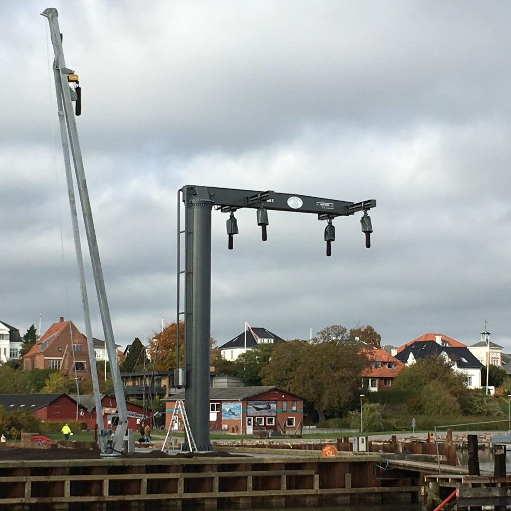Yachkran med firepunktshejs i Nyborg